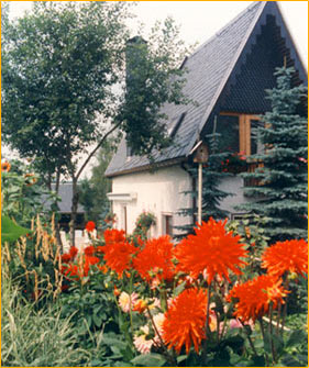 haus-mit-blumen